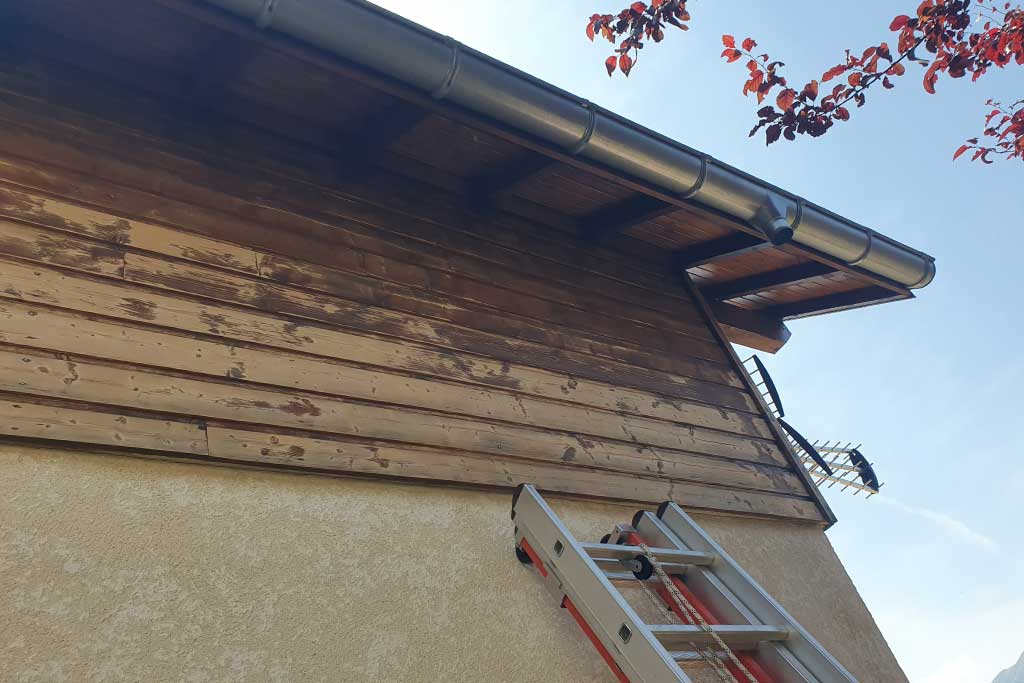 Bardage bois rénovation chalet Hautes-Alpes — douglas mélèze lasure traitement protection longue durée, Embrun