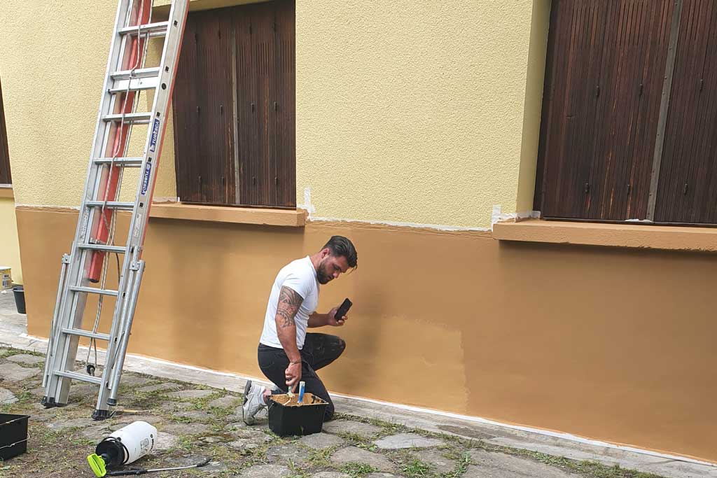 Ravalement façade enduit projeté taloché fin — réfection fissures peinture finition, artisan Embrun Hautes-Alpes