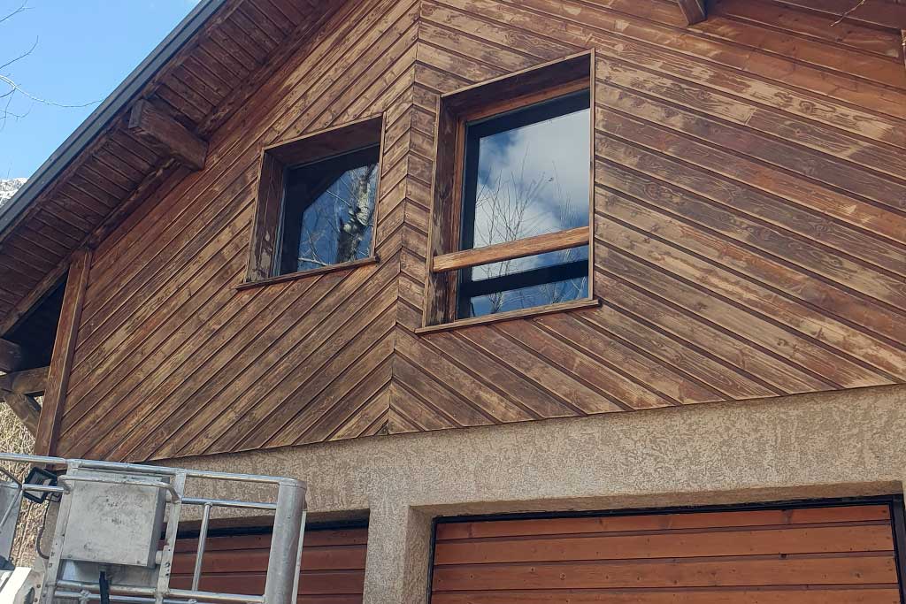Lasure traitement boiseries chalet — bardage volets balcon bois, Vars Hautes-Alpes