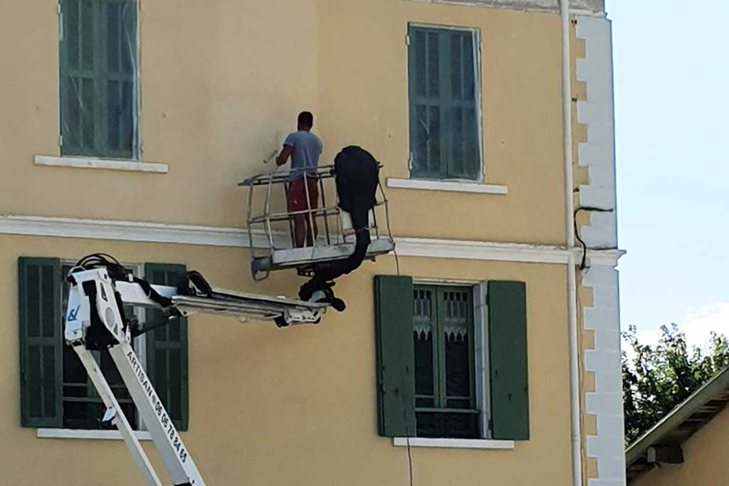 Ravalement façade enduit projeté taloché — réfection fissures finition peinture, Guillestre Hautes-Alpes